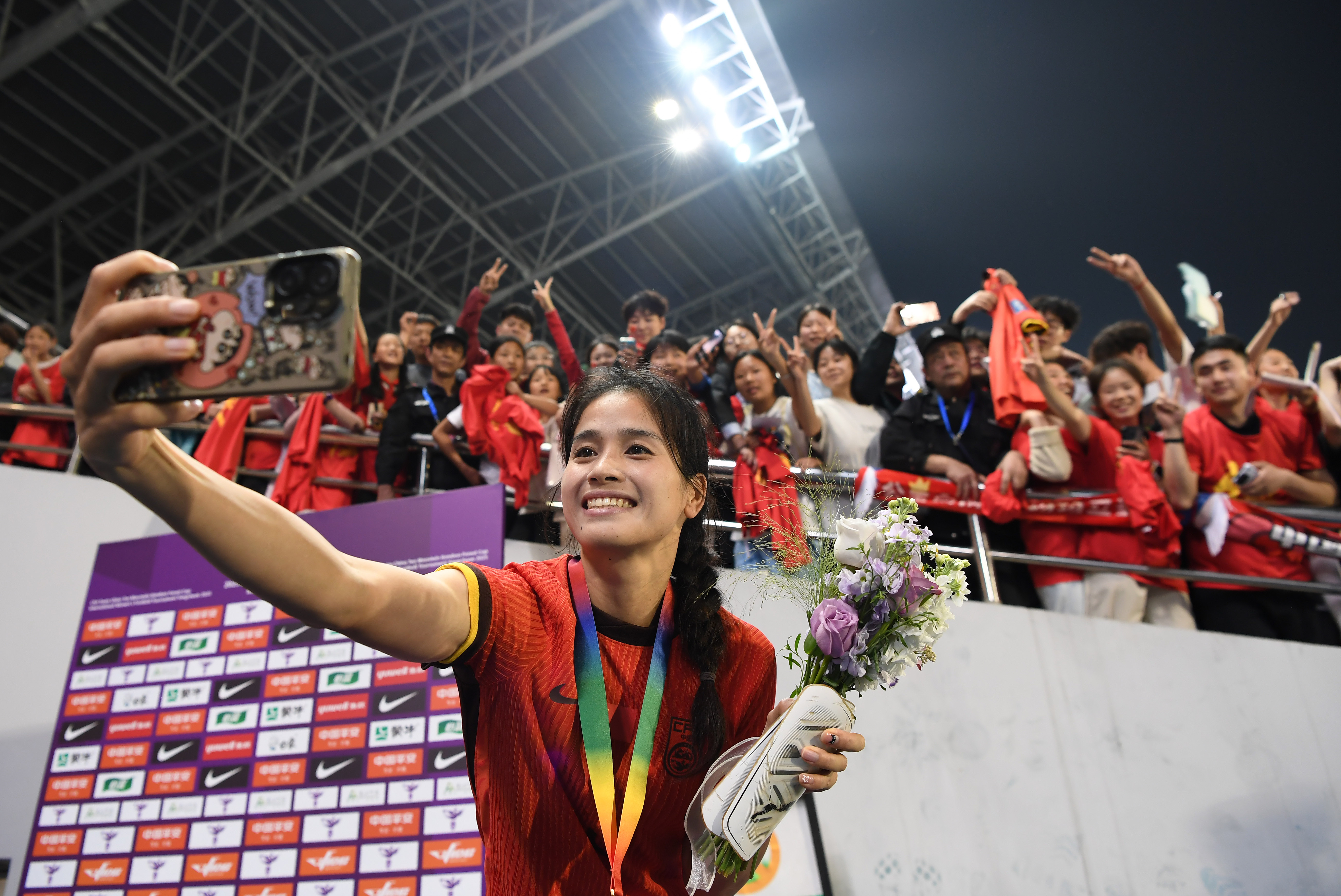 国际足球比赛,女队夺得榜首! 国际足球比赛,女队夺得榜首!