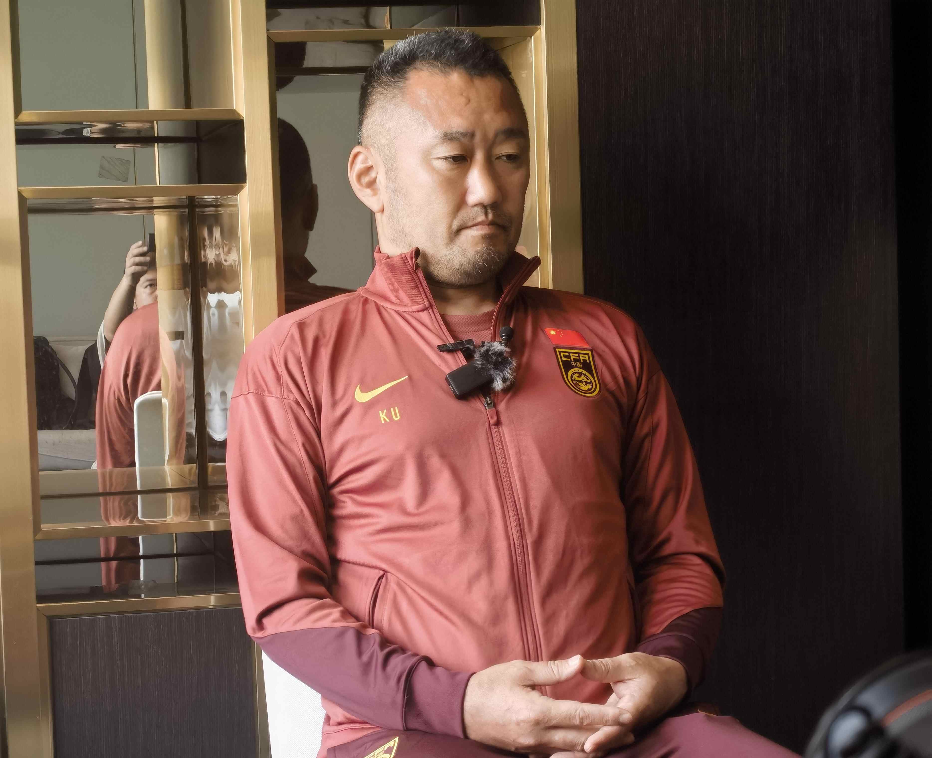 球队主帅大胆调整战术备战重要比赛