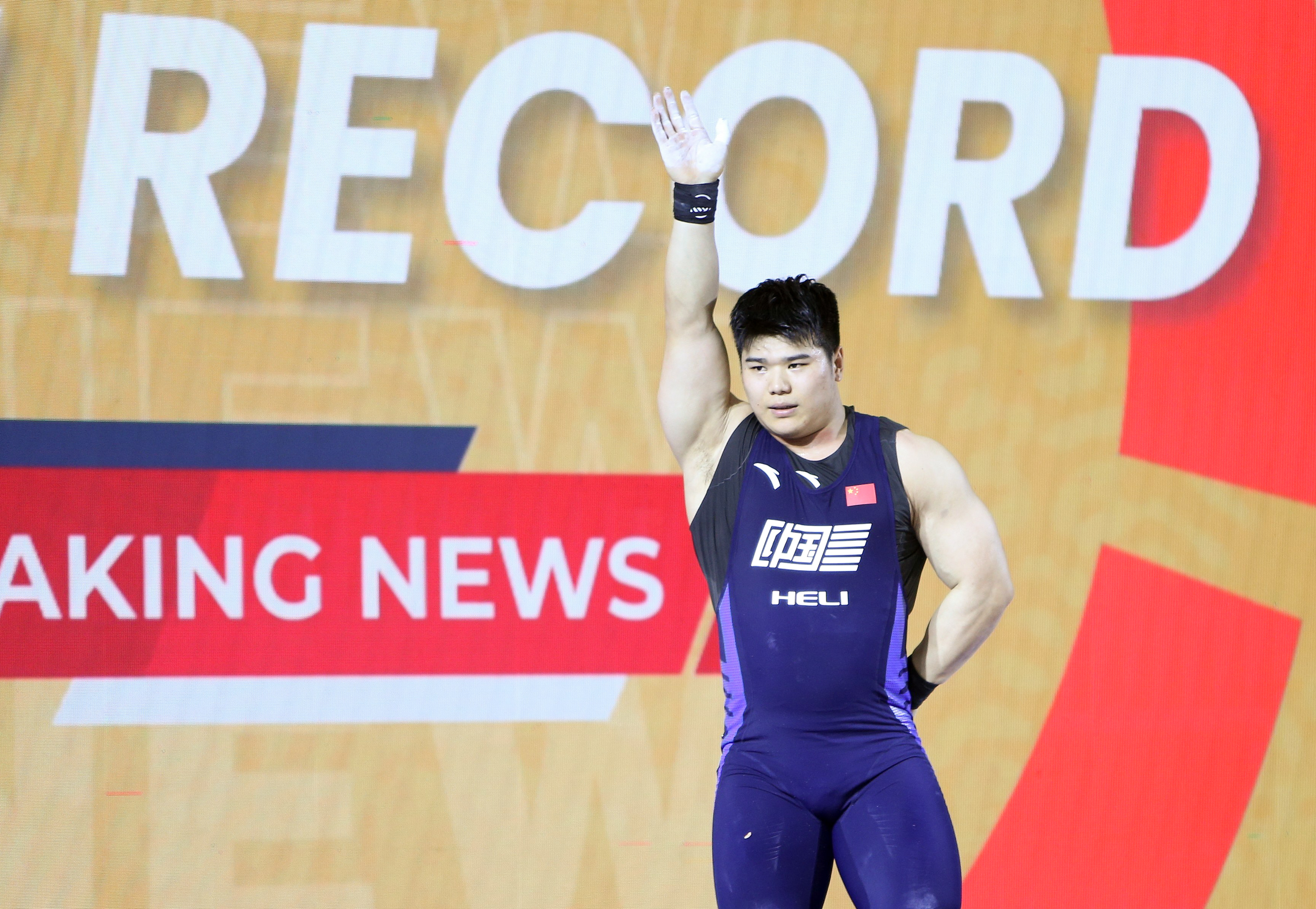 举重比赛紧张刺激，选手力争第一