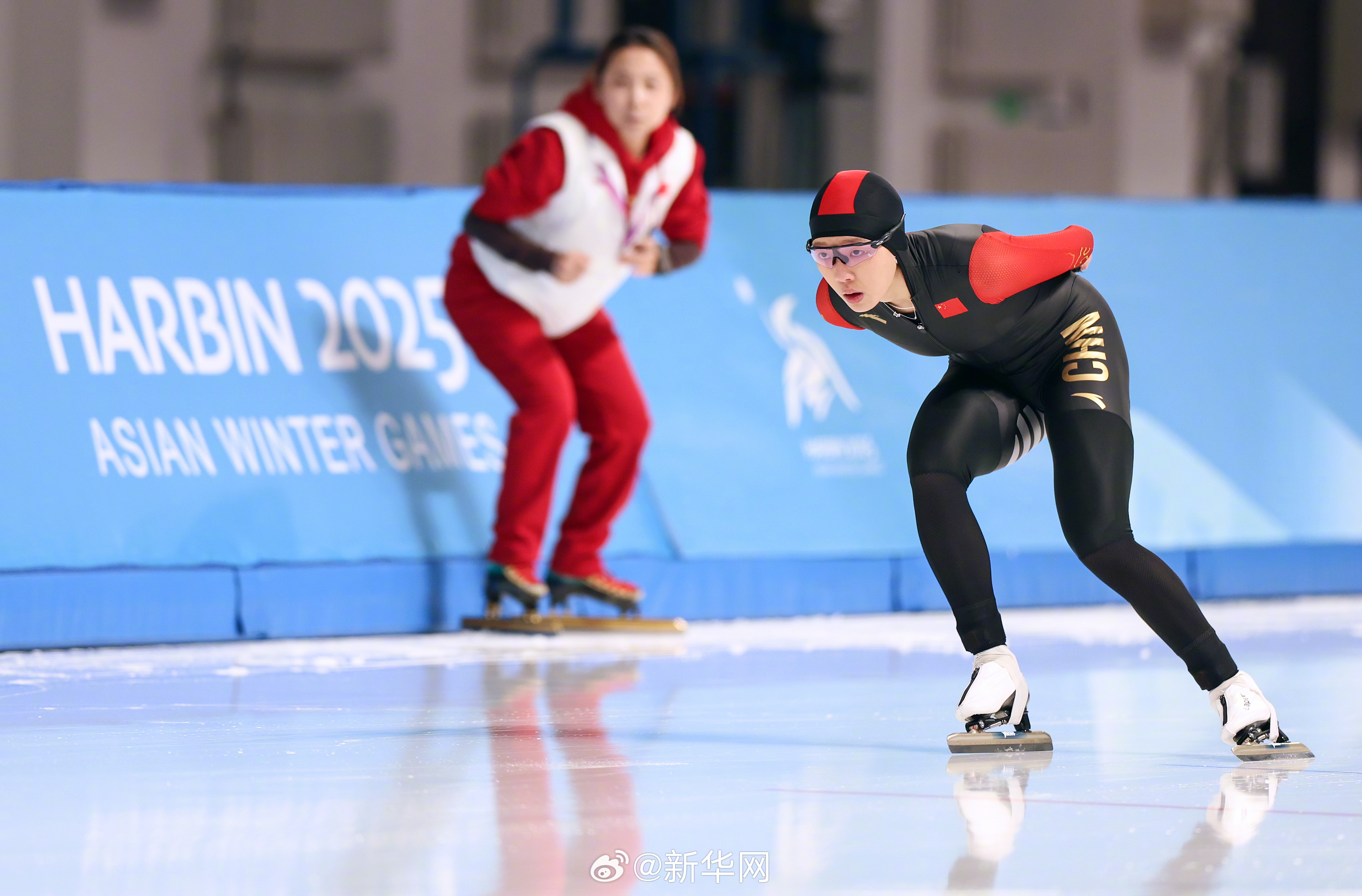 包含精彩：加拿大游泳选手巧夺金牌的词条