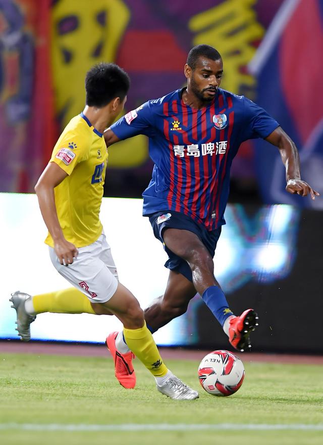 青岛黄海队员合作默契,力克对手 青岛黄海队员合作默契,力克对手