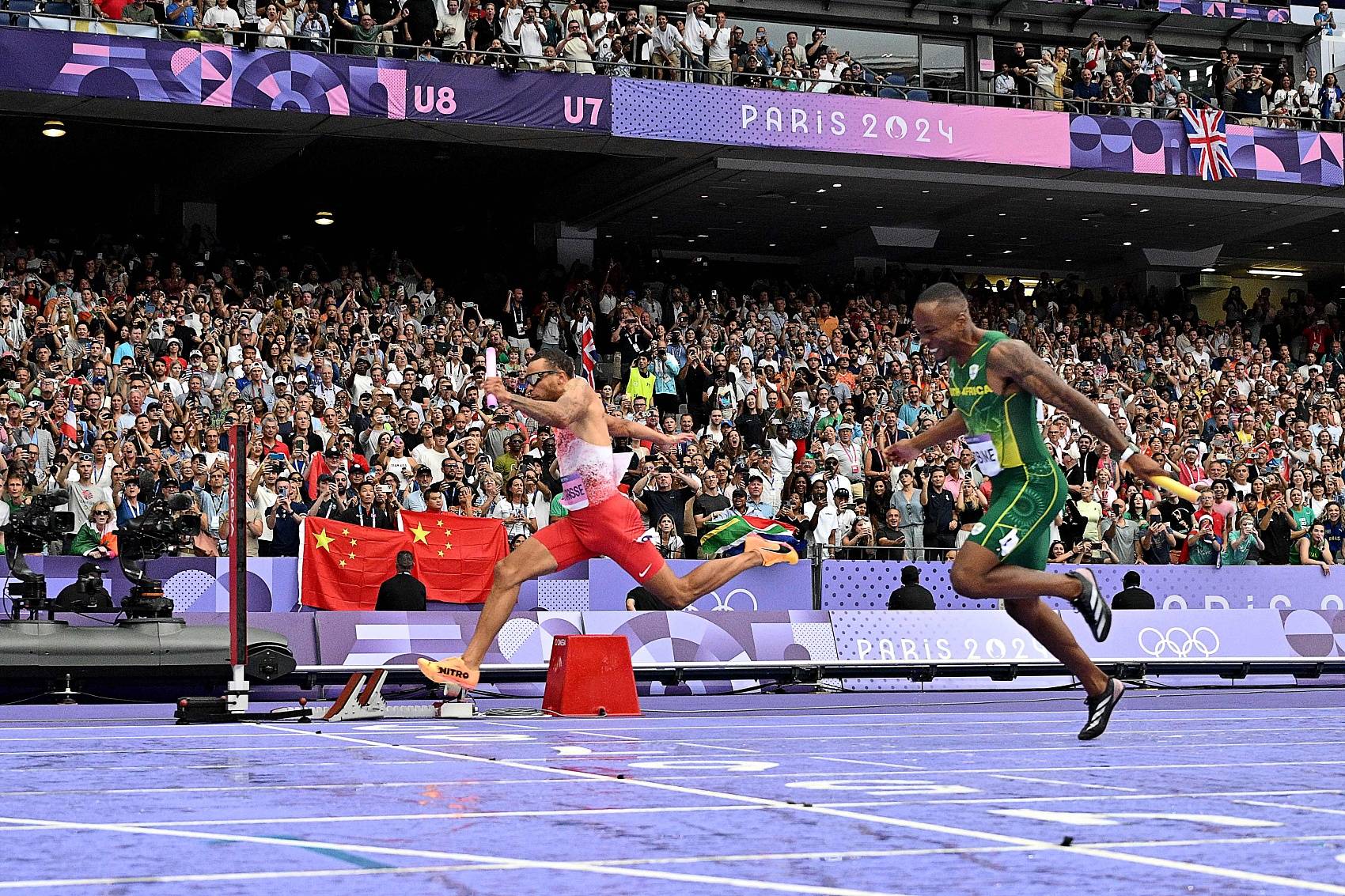 美国田径队在接力赛中取得胜利 美国田径队在接力赛中取得胜利