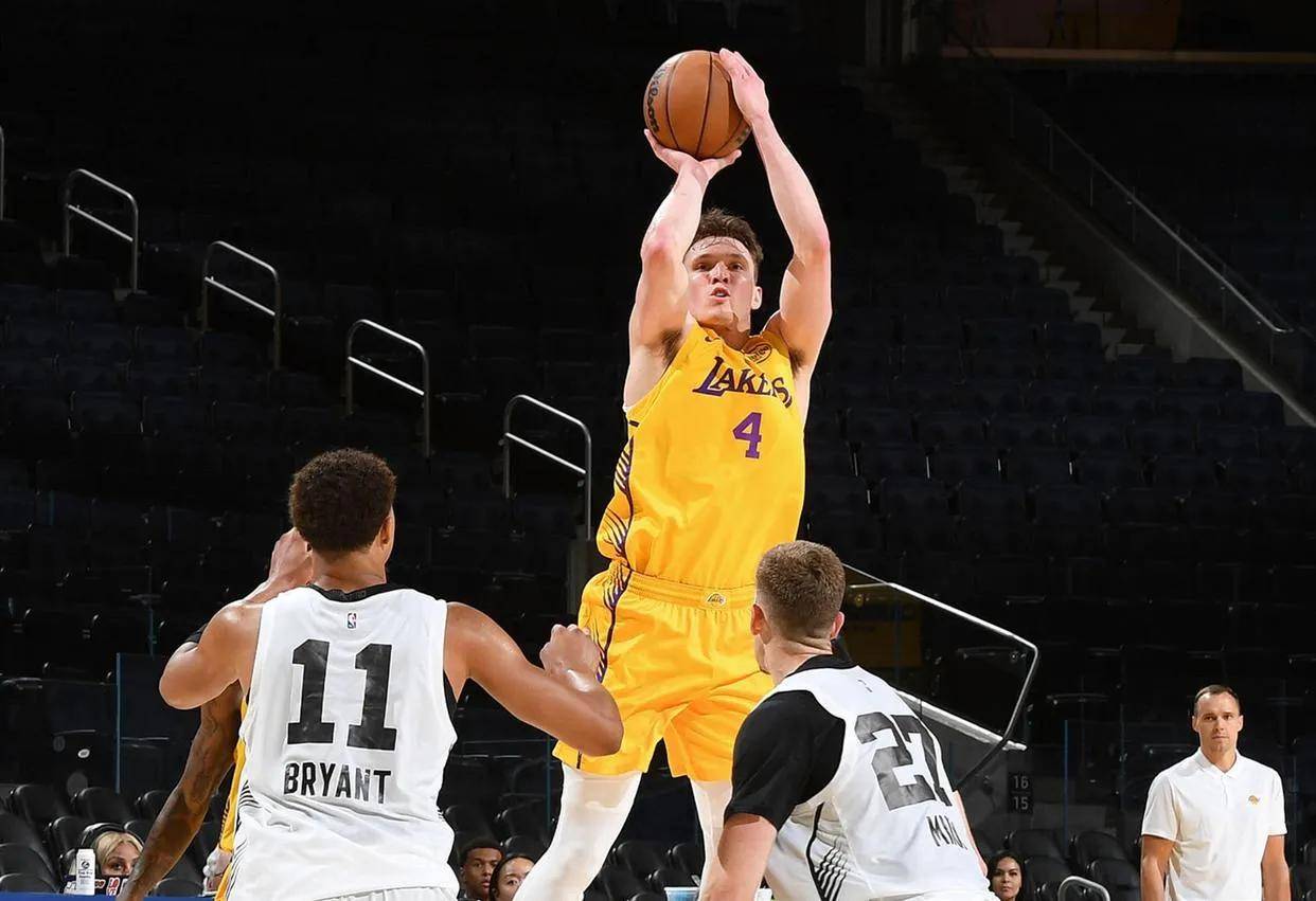 湖人豪取马刺，内外线攻防两端都出色