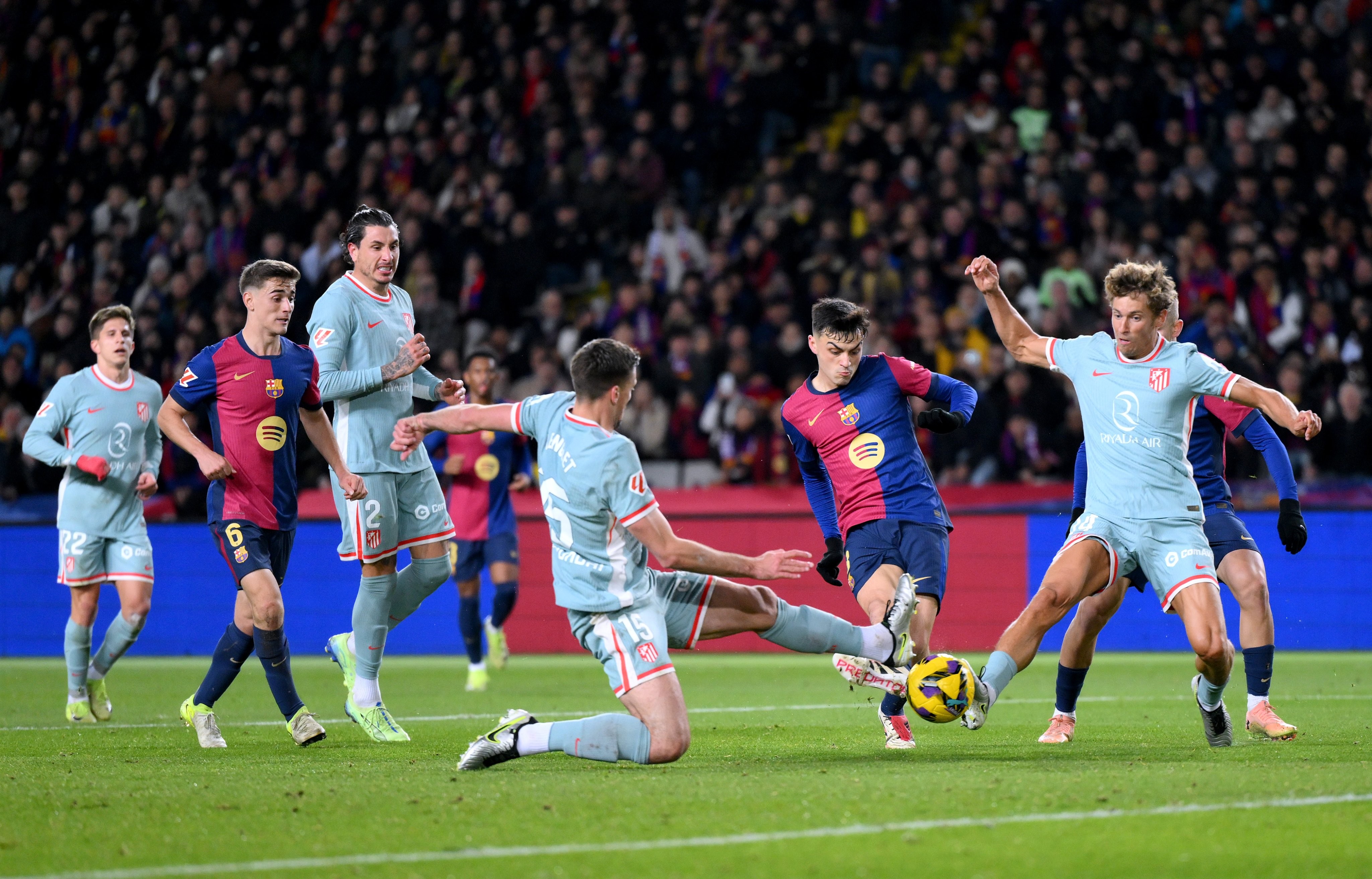 开云官网-巴萨客场大胜，紧追领先球队