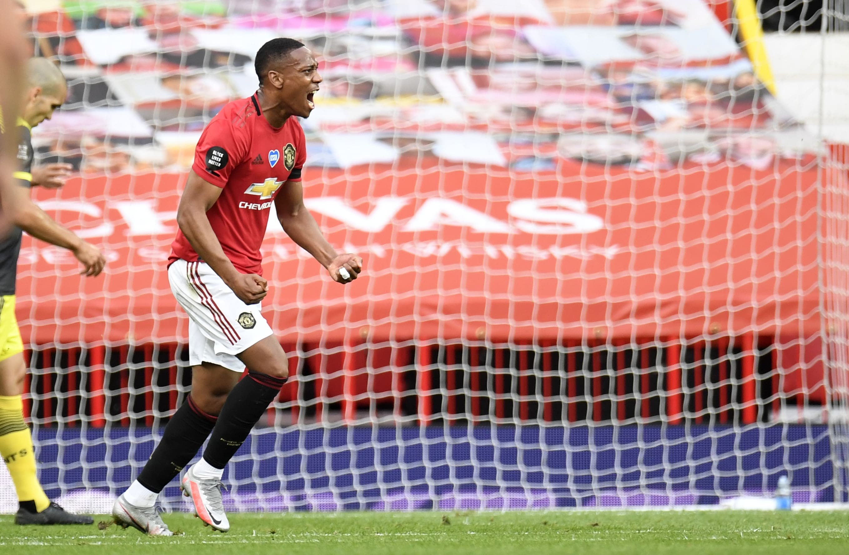 关于法国球员在英超联赛中表现出色球队是否会与他续约的信息