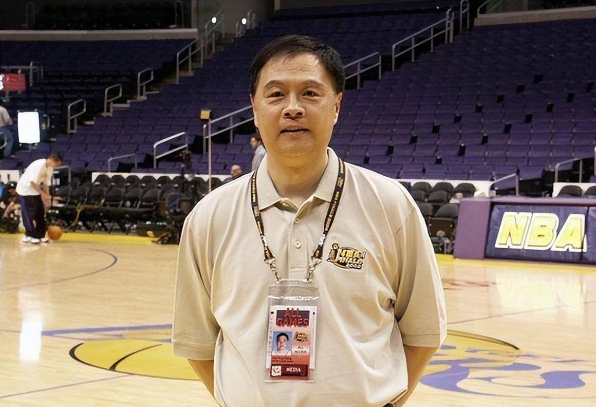 篮球明星新闻：名宿现场指导年轻球员的简单介绍