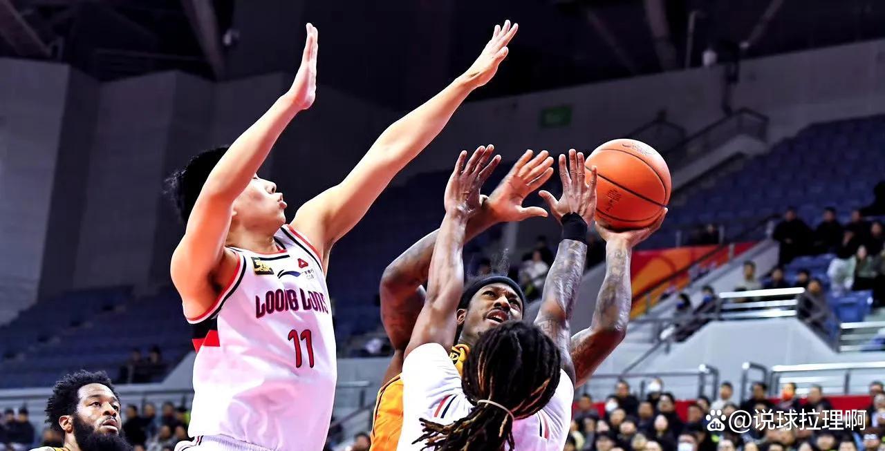 广州队员庆祝进球,掀起激情拥抱的简单介绍 广州队员庆祝进球,掀起激情拥抱的简单介绍