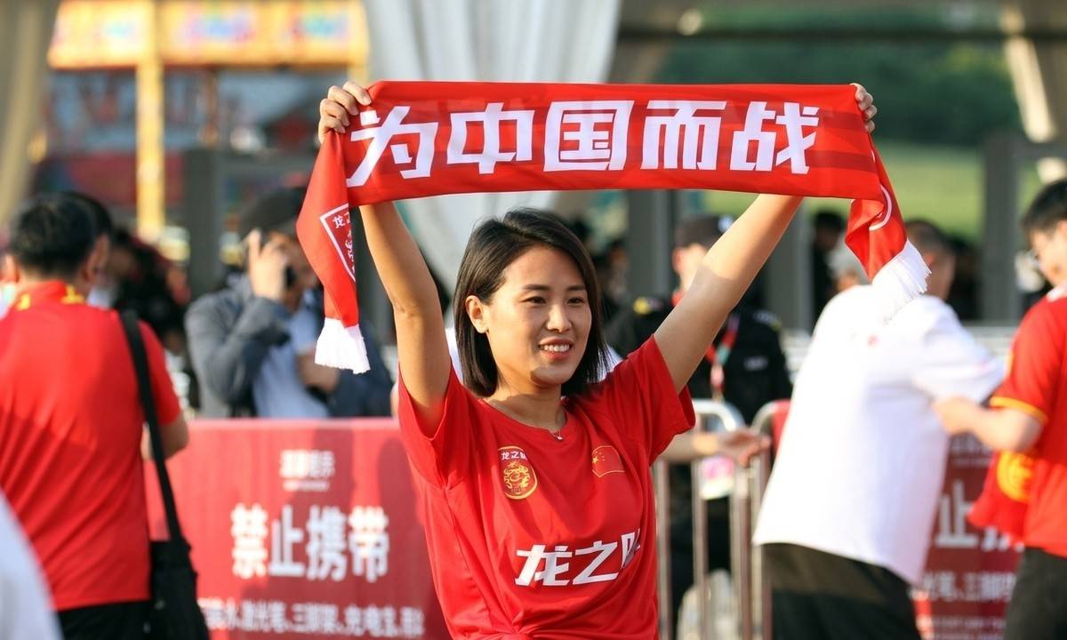 国足高空作战,轻松夺得比赛胜利 国足高空作战,轻松夺得比赛胜利