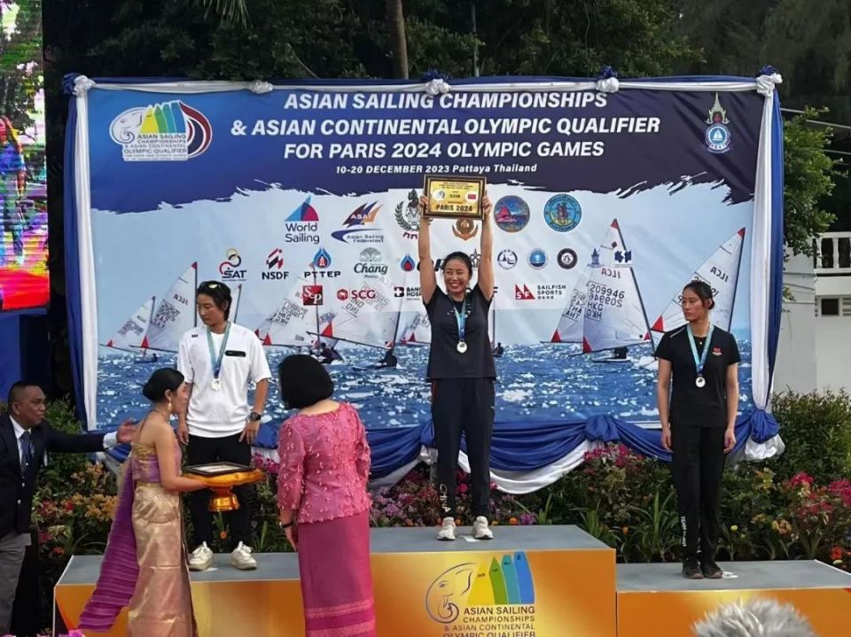 新西兰运动员在帆板比赛中勇夺第一名 新西兰运动员在帆板比赛中勇夺第一名