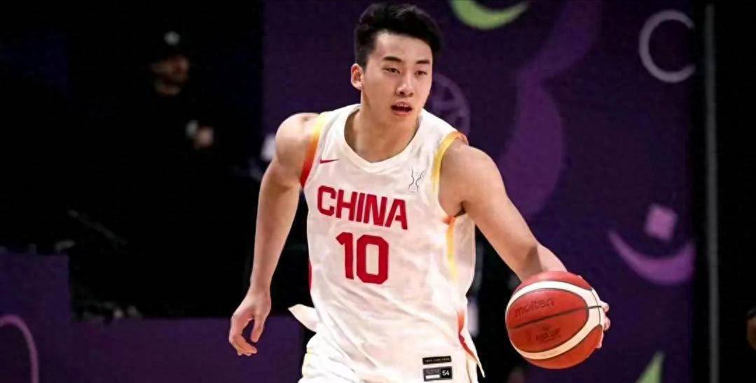 惊险一幕!球员在比赛中展现出色个人能力的简单介绍 惊险一幕!球员在比赛中展现出色个人能力的简单介绍