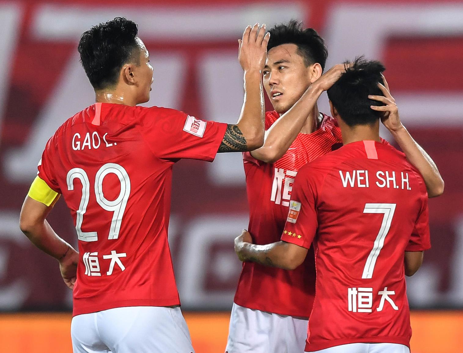 开云下载-广州恒大客场战平大连一方，保持榜首位置