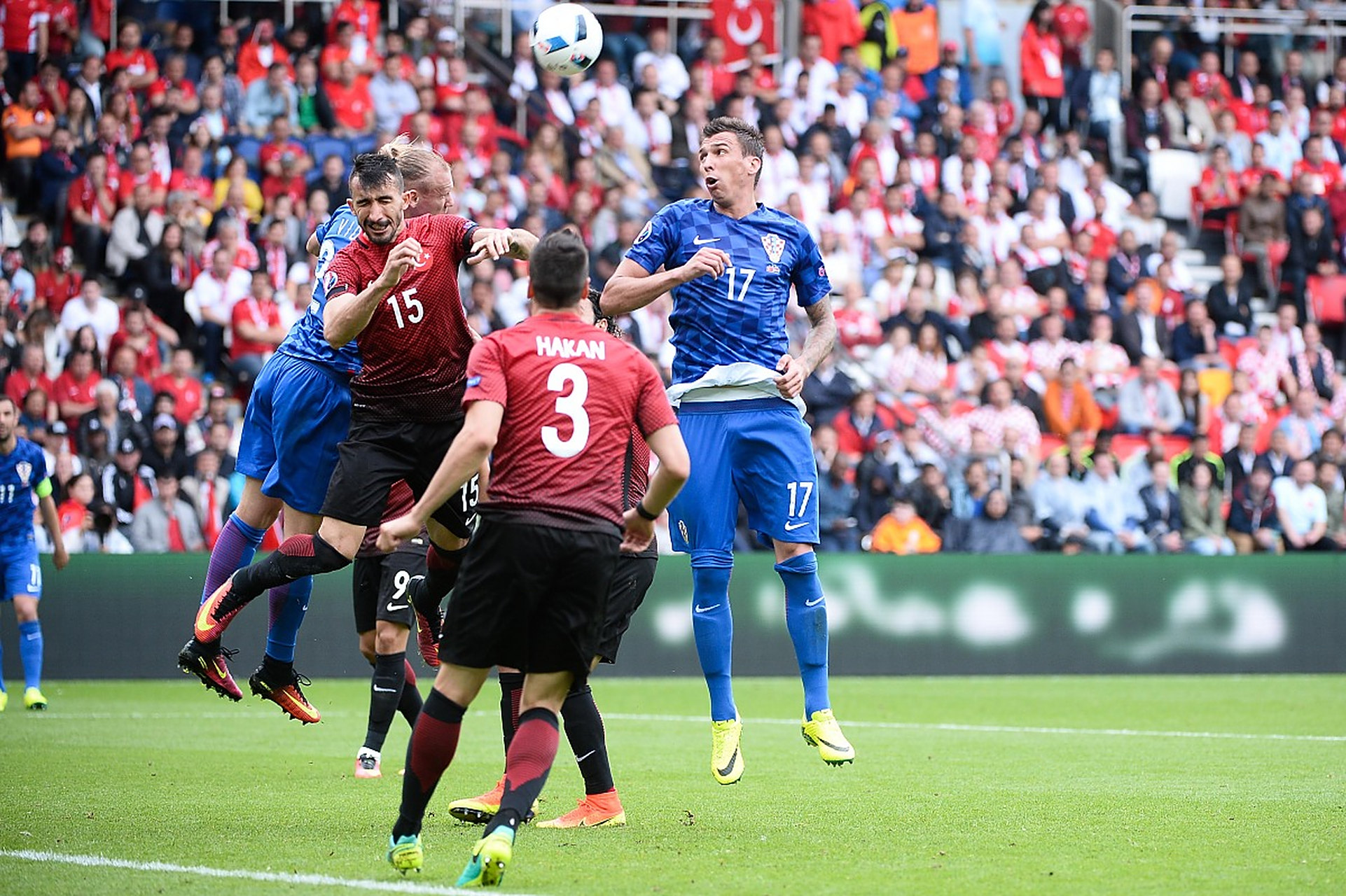 开云体育下载-场上战术交锋！足球赛事精彩瞬间！