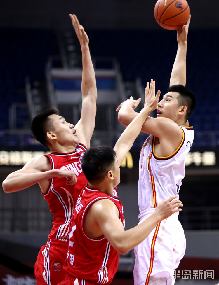 雄狮队外线火力全开，轻取对手