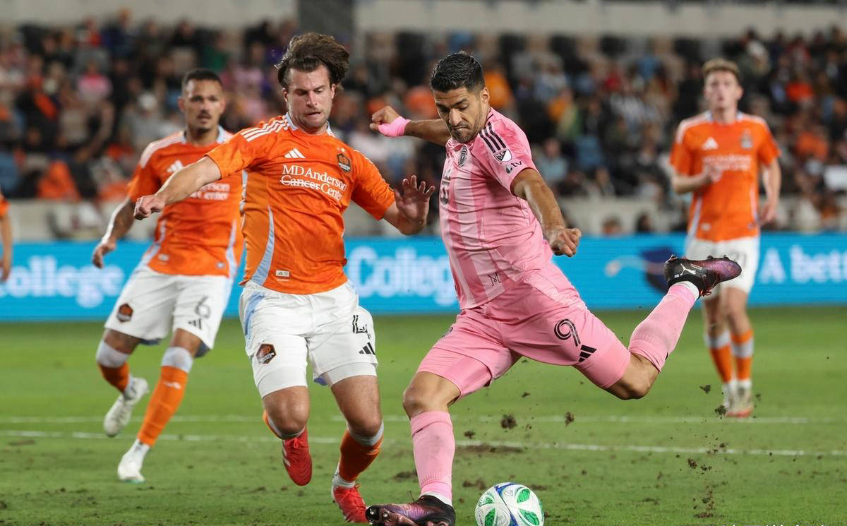 开云体育下载-国际米兰横扫德国，苏亚雷斯完成帽子戏法的简单介绍